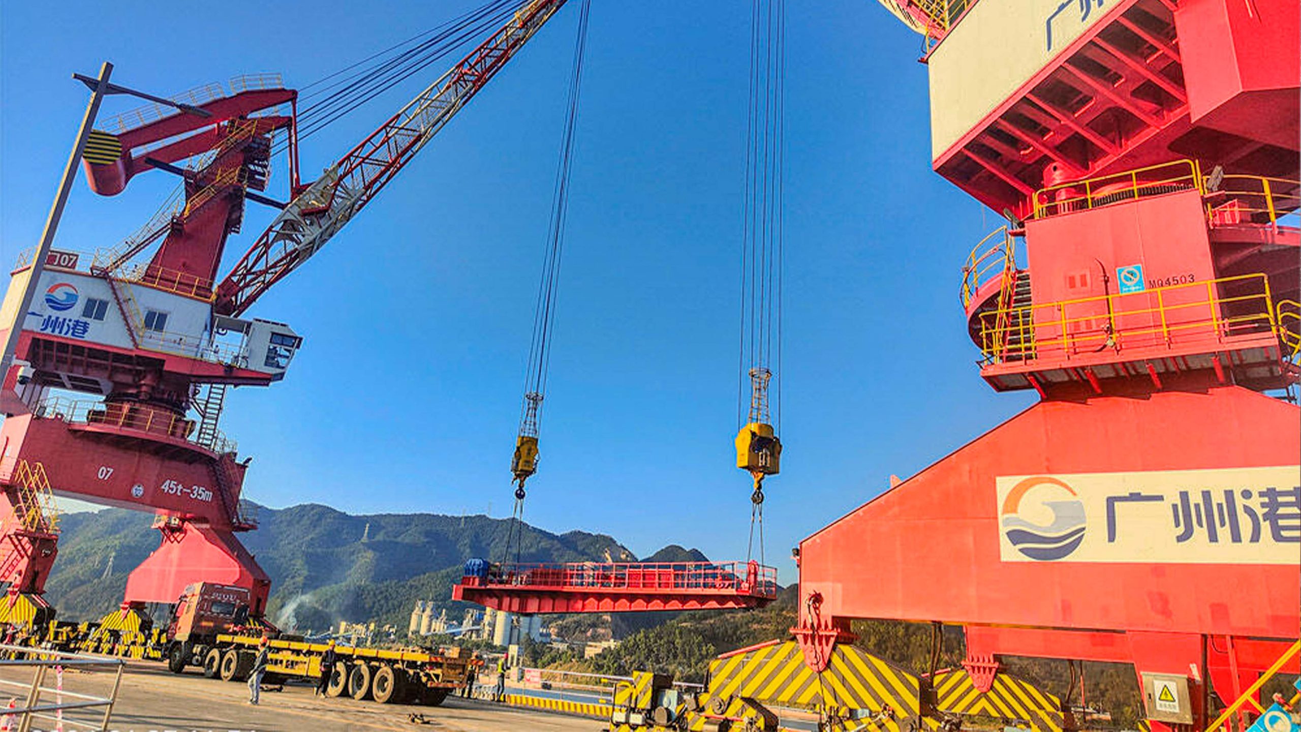 customized 400-ton gantry crane was successfully delivered